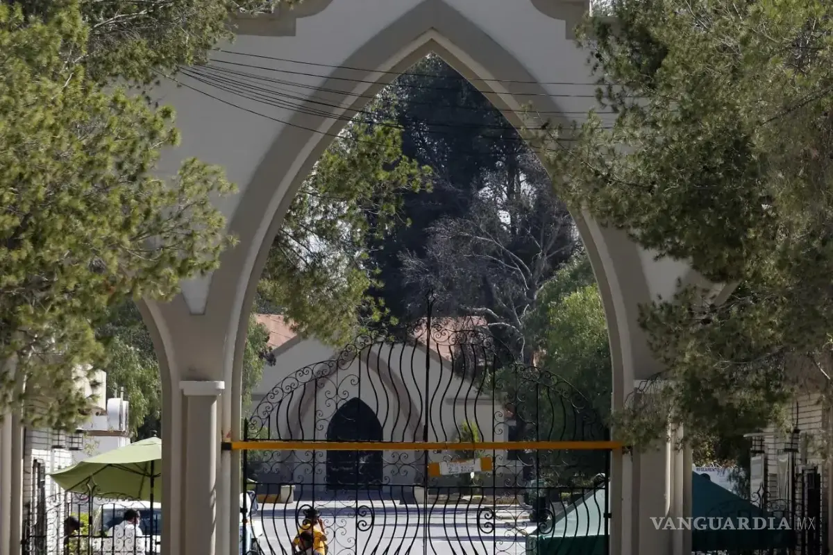 Cae mujer a cripta en panteón de Saltillo; es trasladada a un hospital