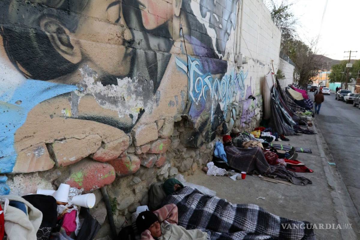 Siguen durmiendo en calles de Saltillo decenas de migrantes