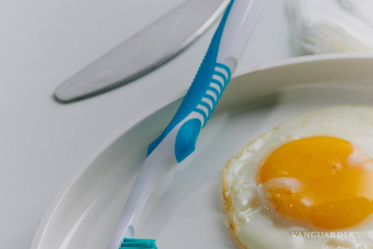 ¿Es mejor cepillarse los dientes antes o después del desayuno?