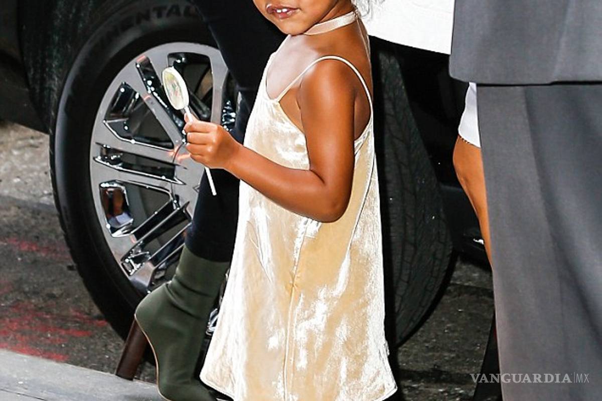 $!La dulce vida de North West: La pequeña usa un mini bolso Fendi de dos mil dólares
