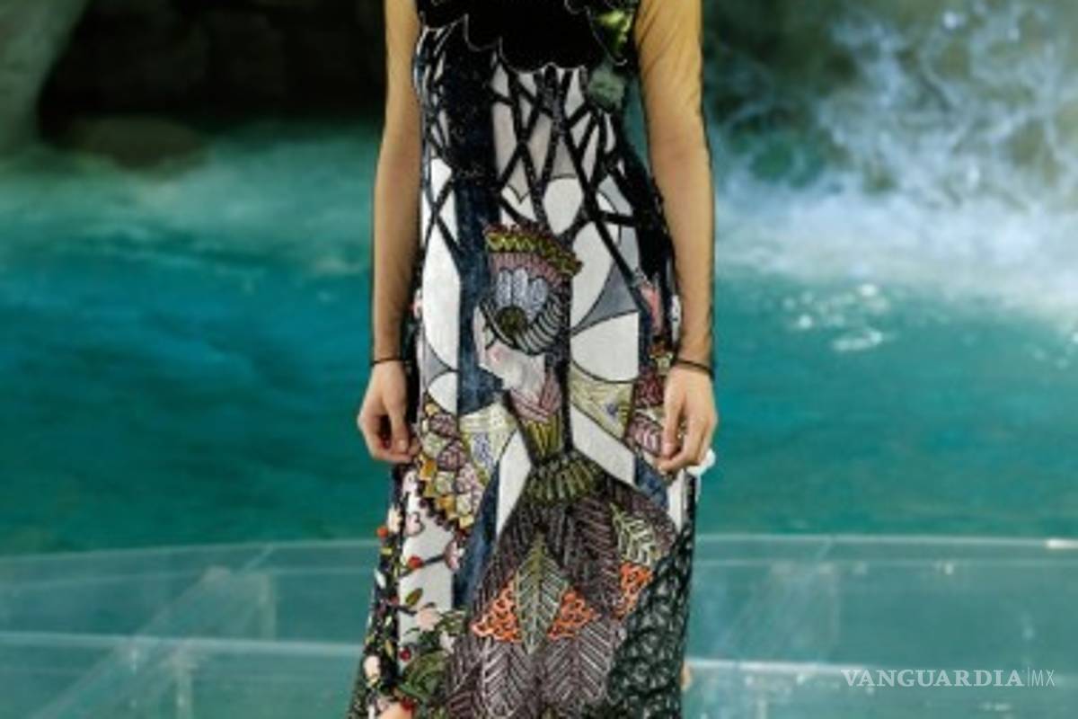 $!Fendi desfila sobre la Fuente de Trevi