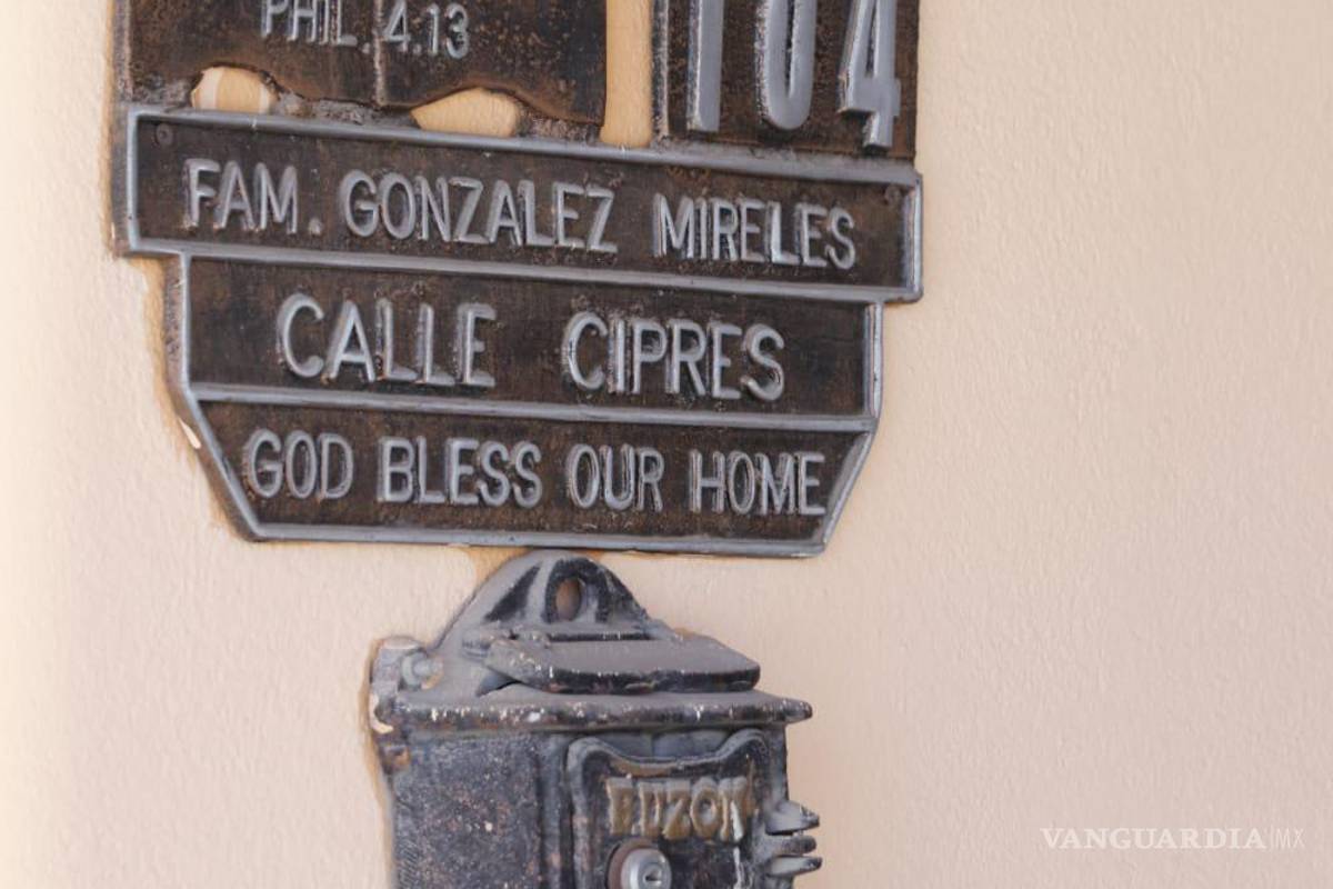 Saltillo: familiares de Susana ponen velas en sitio de feminicidio, no pueden creer tragedia