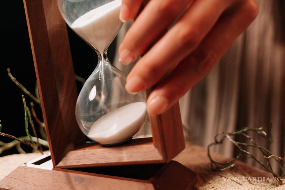 $!Dando la vuelta a un reloj de arena.