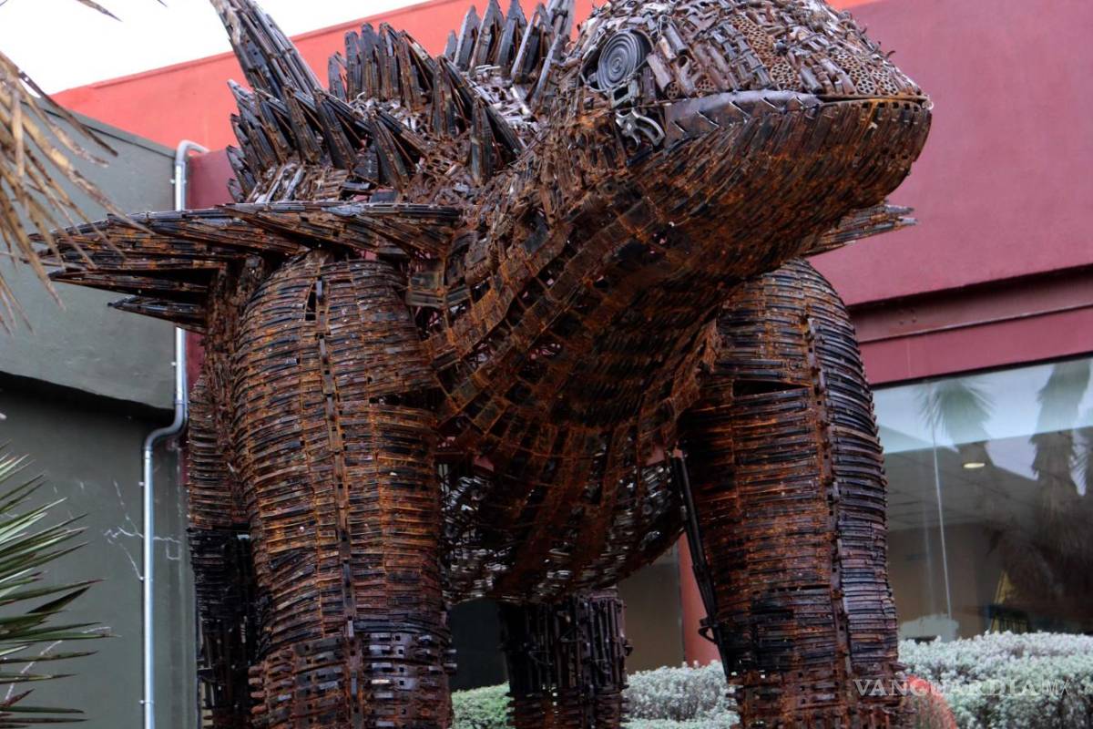 Armas decomisadas se convierten en dinosaurio que da bienvenida en el Museo del Desierto en Saltillo