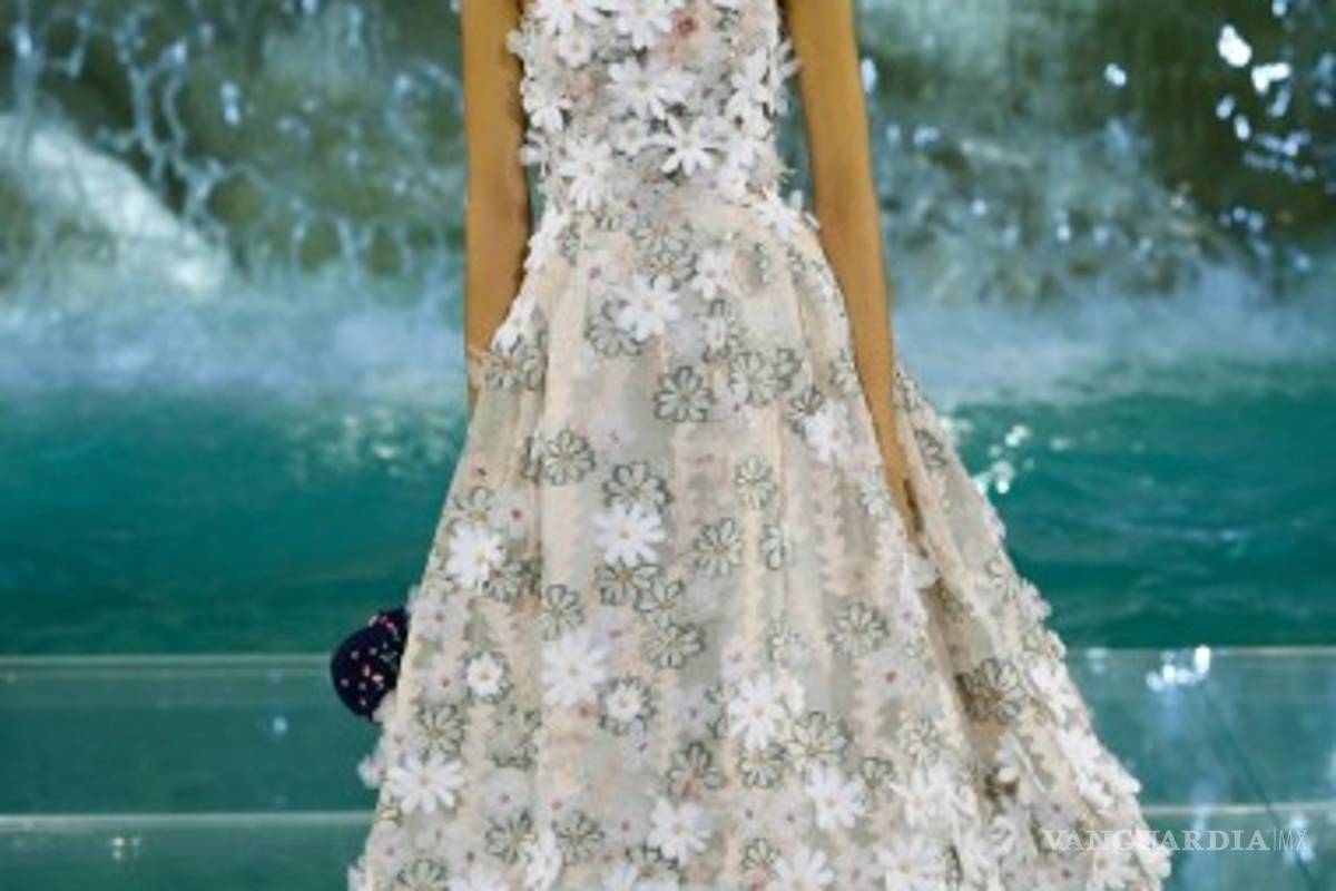 $!Fendi desfila sobre la Fuente de Trevi