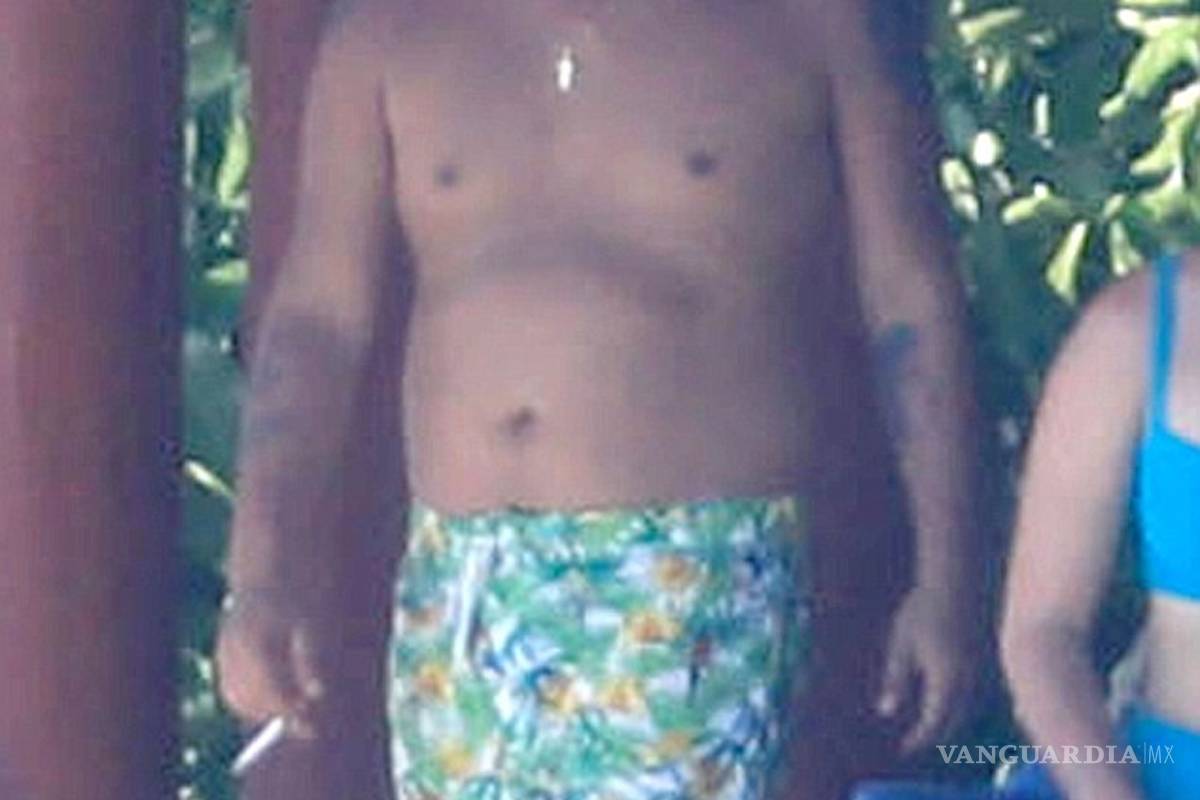 $!Bruno Mars luce 'barriga' al lado de su escultural novia en la riviera nayarita