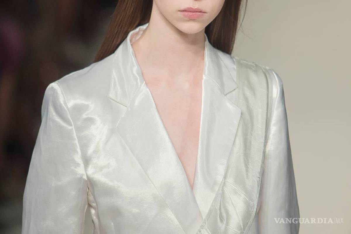 $!Victoria Beckham apuesta por una primavera en terciopelo