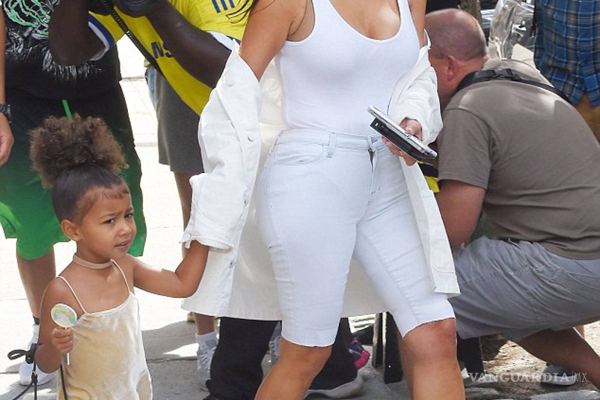 $!La dulce vida de North West: La pequeña usa un mini bolso Fendi de dos mil dólares