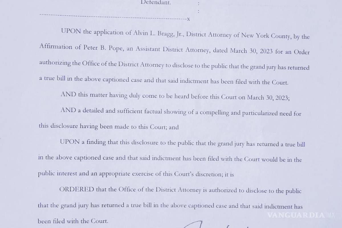 $!Una copia de una orden del juez Juan Manuel Merchan, que preside el caso del expresidente Donald Trump en Nueva York.