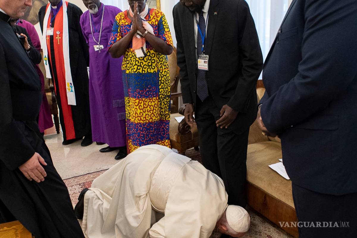 En Inédito retiro espiritual en el Vaticano el papa Francisco besa los pies al presidente y a jefe rebelde de Sudan del Sur