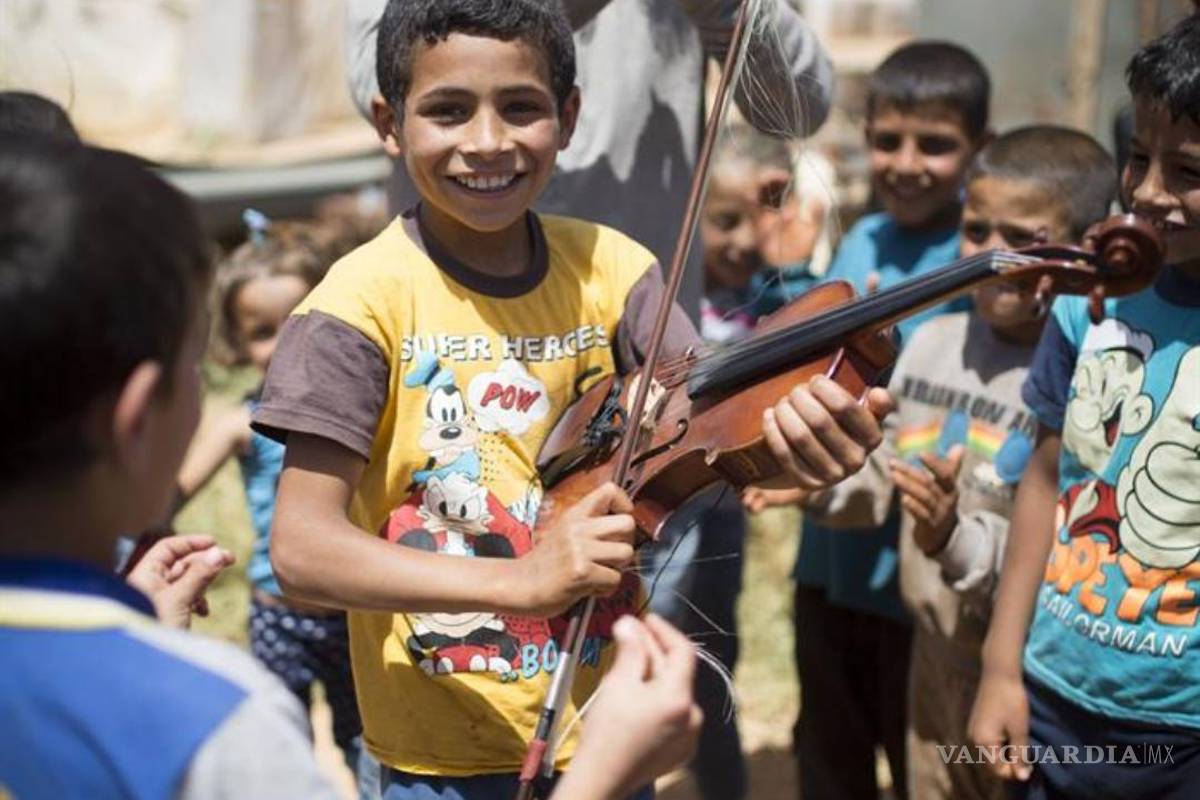 $!"No basta con dar de comer a refugiados, hay que darles un futuro”: Malikian