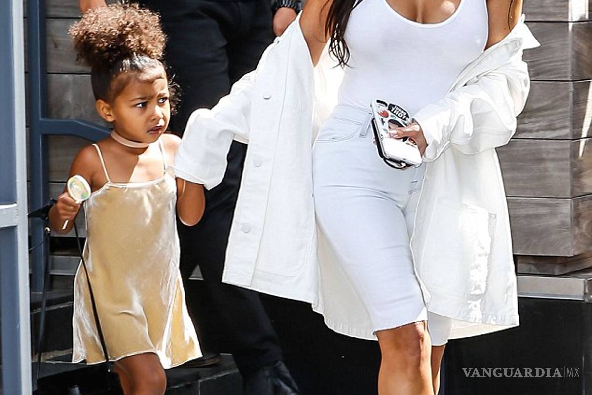 $!La dulce vida de North West: La pequeña usa un mini bolso Fendi de dos mil dólares