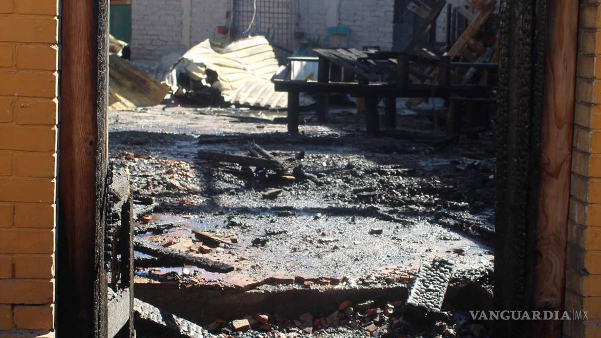Incendio arrasa con el bar ‘Patio Azul’, en el centro de Saltillo