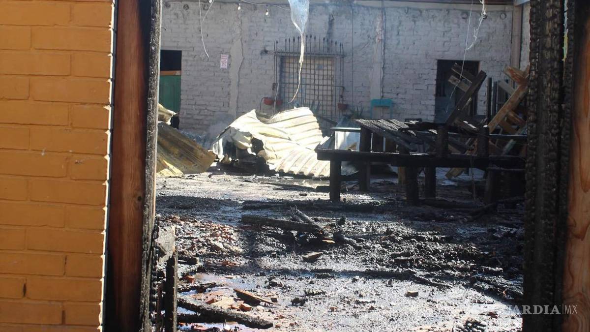 Incendio arrasa con el bar ‘Patio Azul’, en el centro de Saltillo