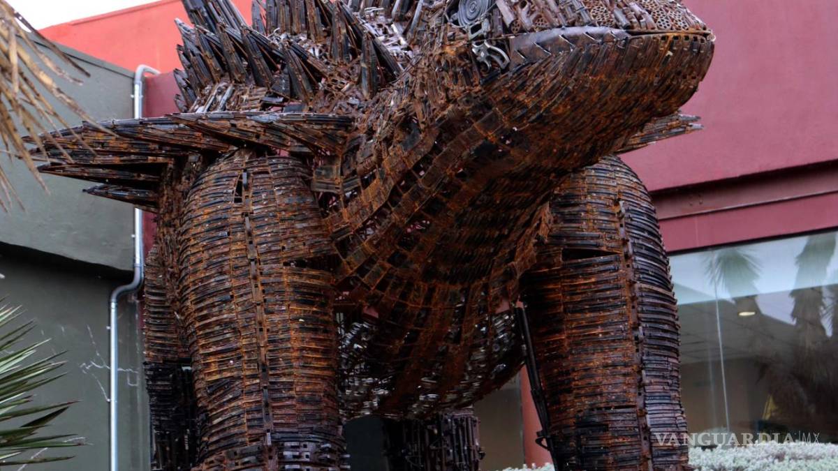 Armas decomisadas se convierten en dinosaurio que da bienvenida en el Museo del Desierto en Saltillo