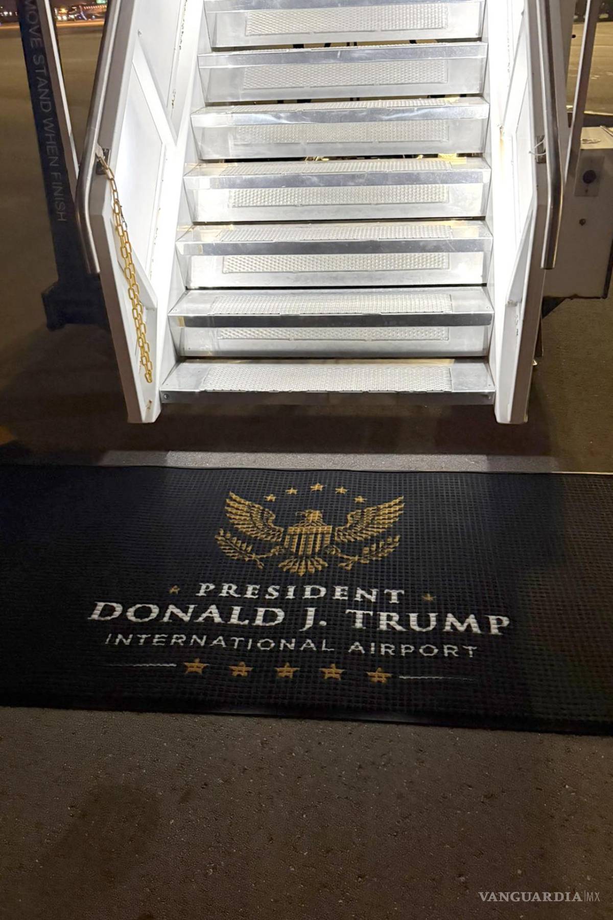 $!Las escaleras del Trump Force One aterrizado en la pista del rebautizado Aeropuerto Internacional Presidente Donald J. Trump en Palm Beach, Florida.