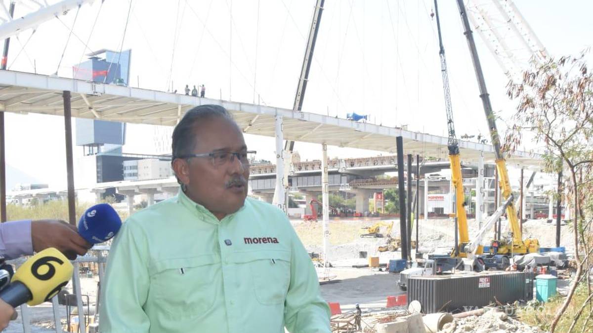 Coloca Andrés Mijes “monumento a la corrupción” en una obra del gobierno de Samuel García
