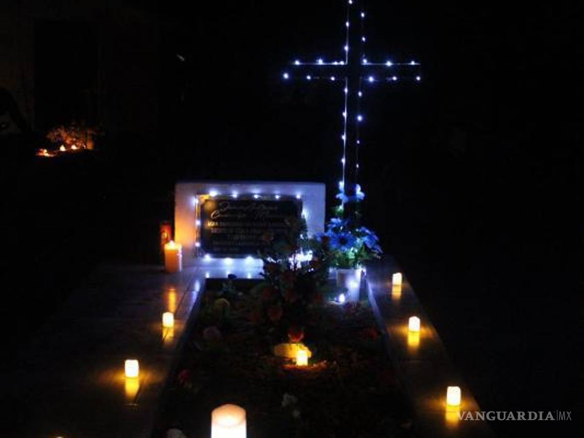 $!La luz de las veladoras y el amor de la comunidad iluminaron el Panteón San José en la tercera edición de la Alumbrada.