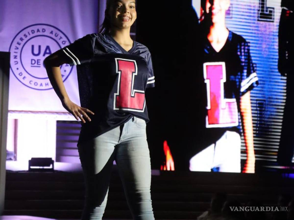 $!Estudiantes de la UAdeC modelan las nuevas prendas con la identidad de los lobos durante la inauguración de la tienda en línea.
