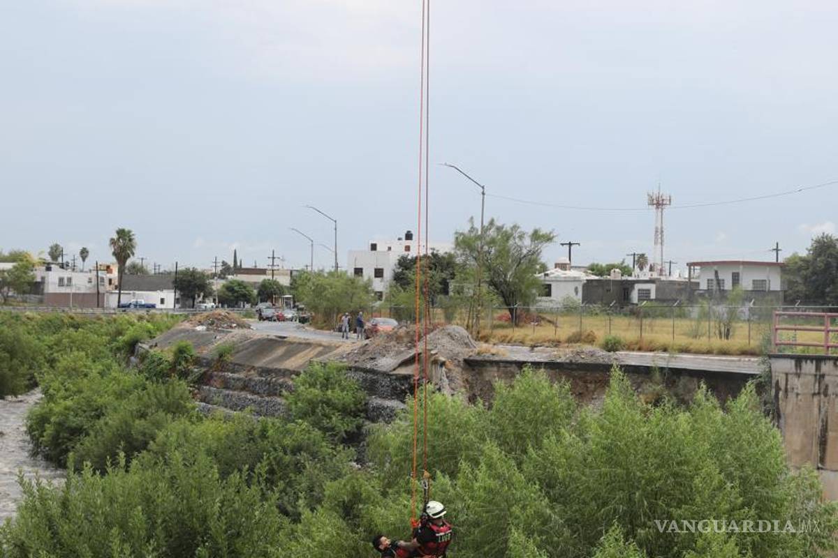 Lluvias causan encharcamientos, cierres viales y el rescate de dos personas, en Nuevo León