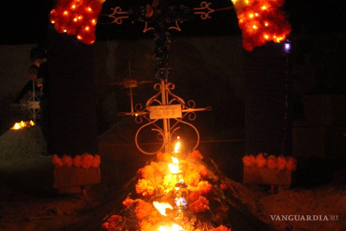 Alumbrada en Cuatro Ciénegas mantiene viva la tradición del Día de Muertos