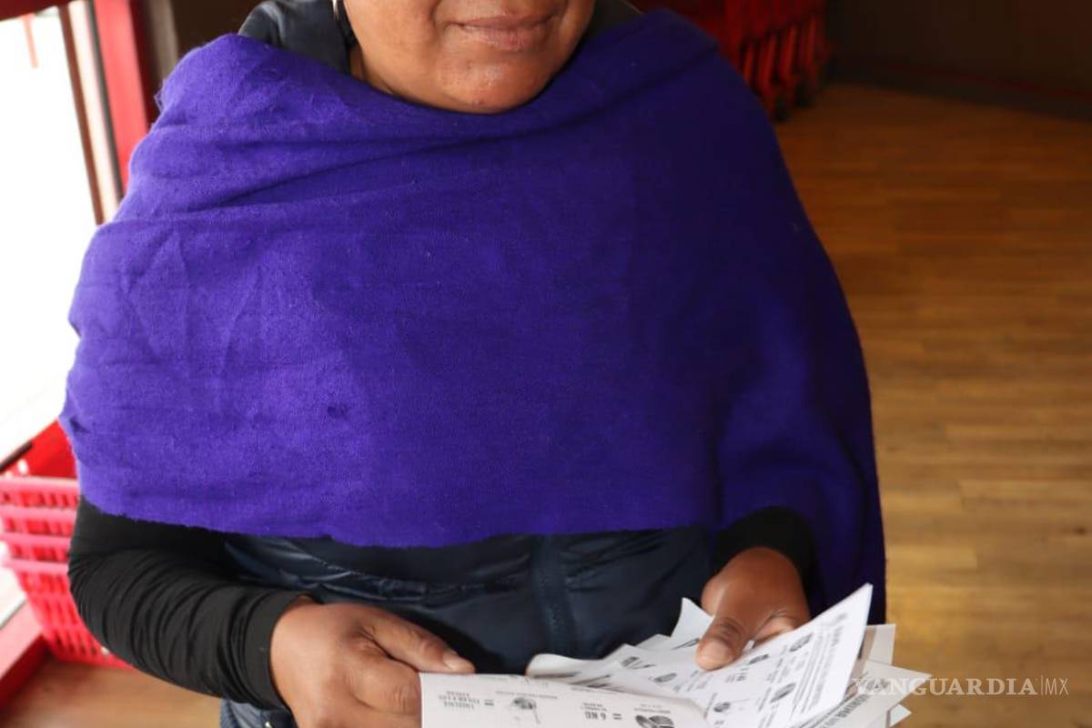 Mujeres Rarámuris viajan más de mil kilómetros a Saltillo para realizar trueques