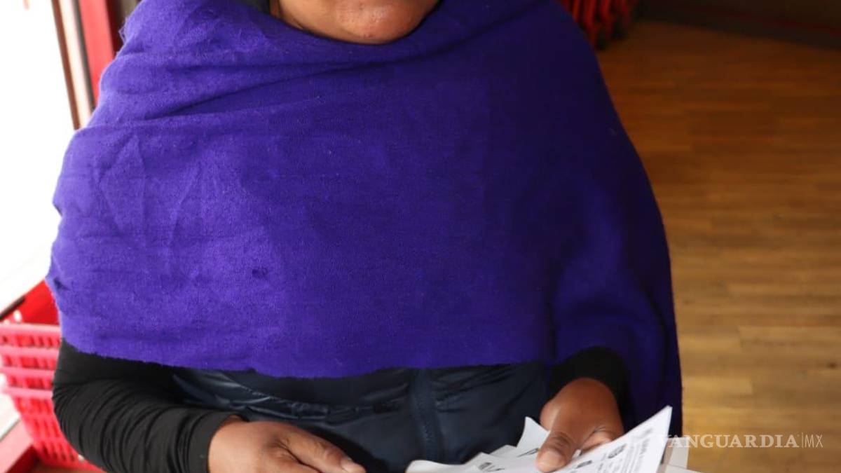 Mujeres Rarámuris viajan más de mil kilómetros a Saltillo para realizar trueques