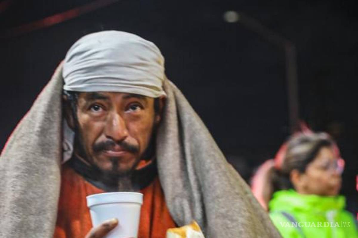 $!Reparten bebidas calientes y cobertores por bajas temperaturas, en Nuevo León