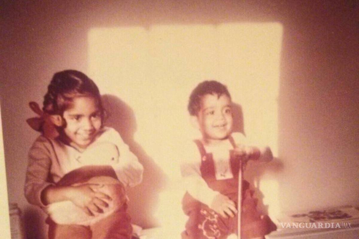 $!Una fotografía de Saraswathi, de 6 años, y Subramanyam, de 2, Vedam posando para una fotografía en su casa de State College, Pensilvania, en 1963.