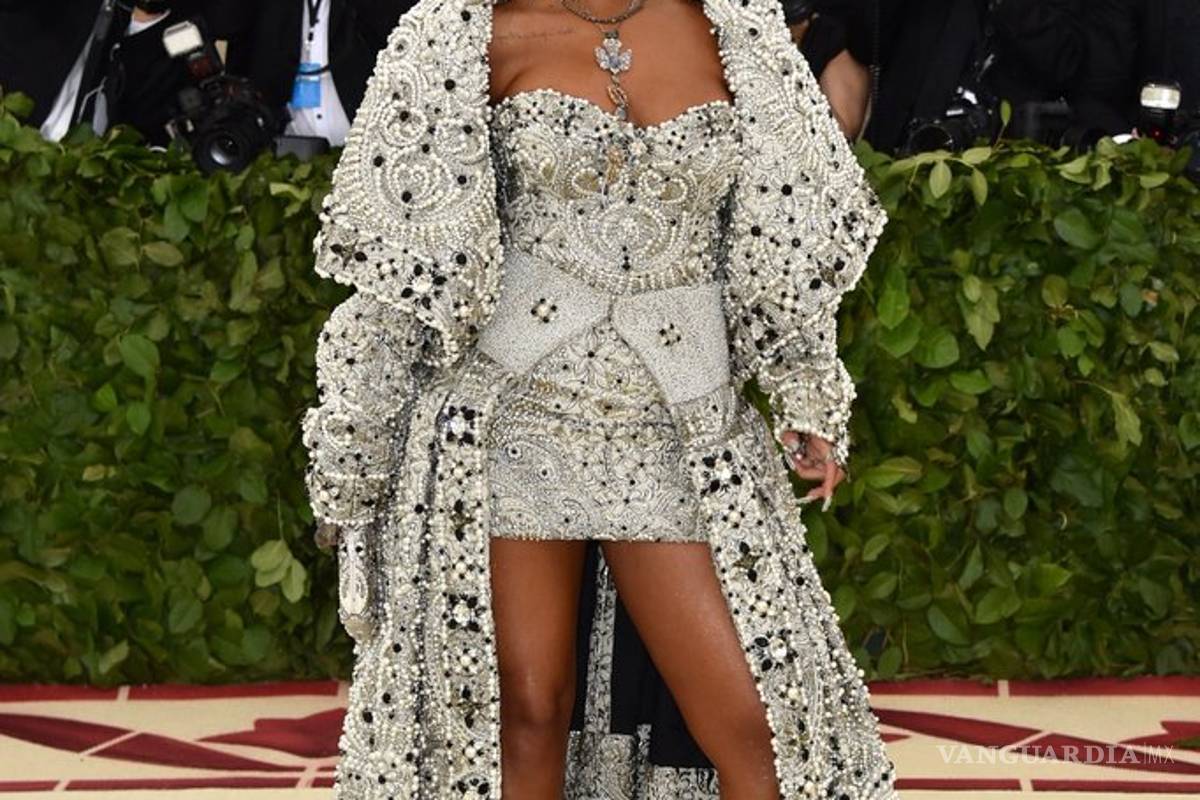 El pesado atuendo de Rihanna en la Gala del MET