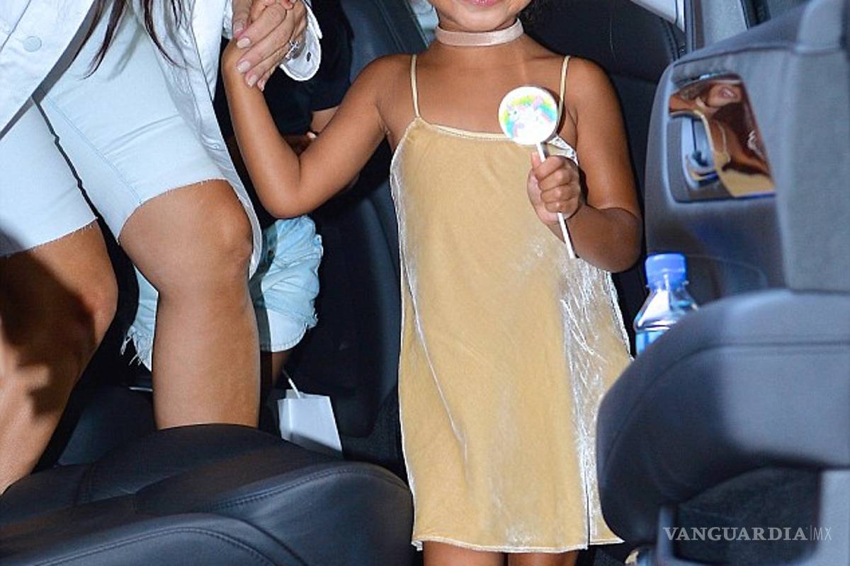 $!La dulce vida de North West: La pequeña usa un mini bolso Fendi de dos mil dólares