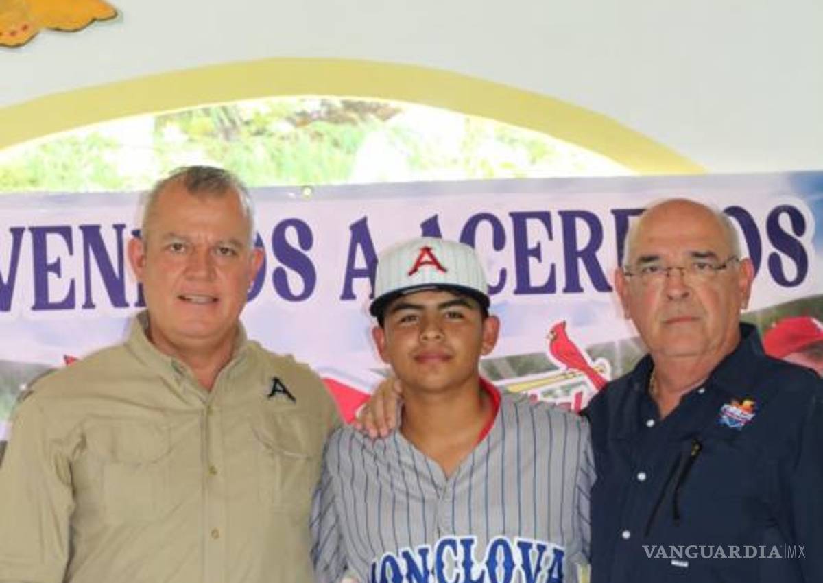 $!Alonso es el primer joven de Candela que firma con el equipo de béisbol de Acereros de Monclova.