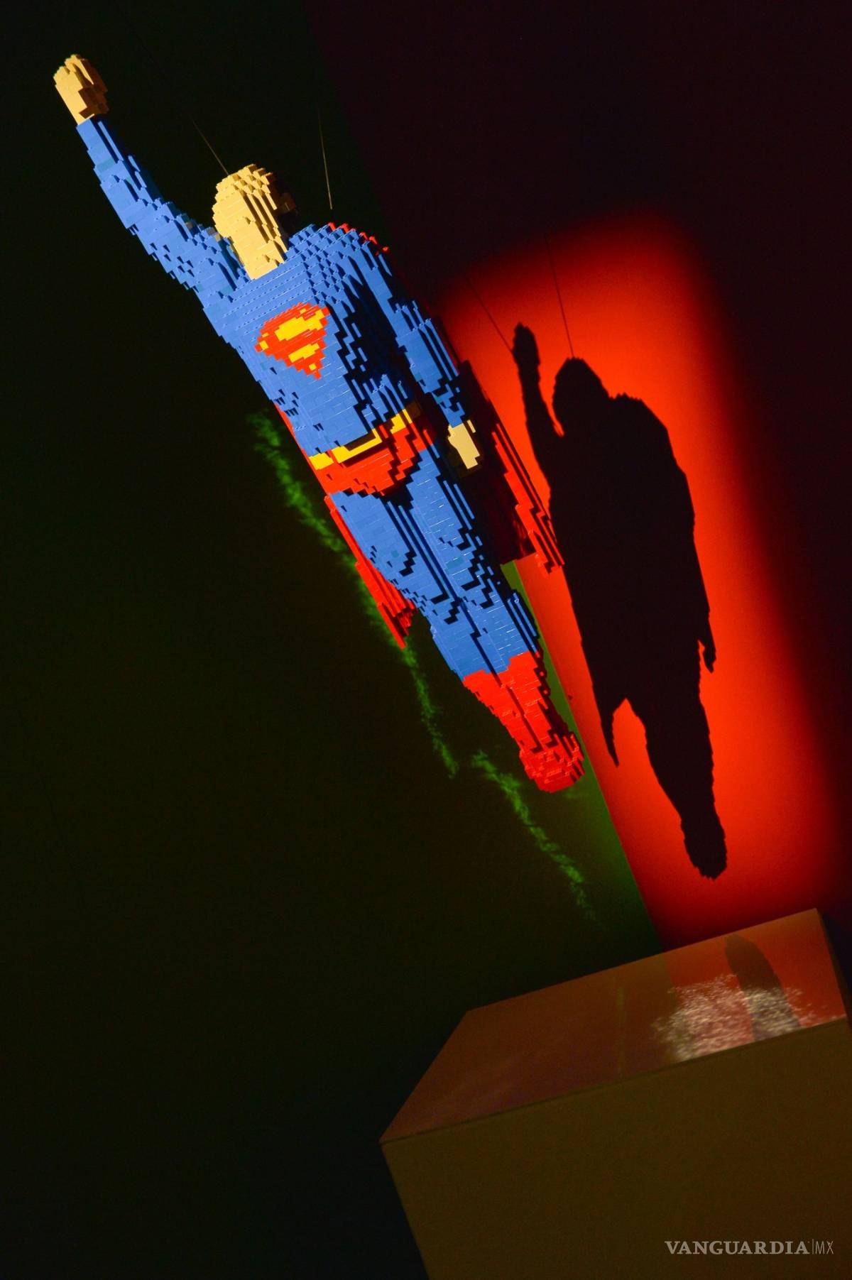 $!2 millones de bloques Lego dan vida a los superhéroes de DC en París (fotos)