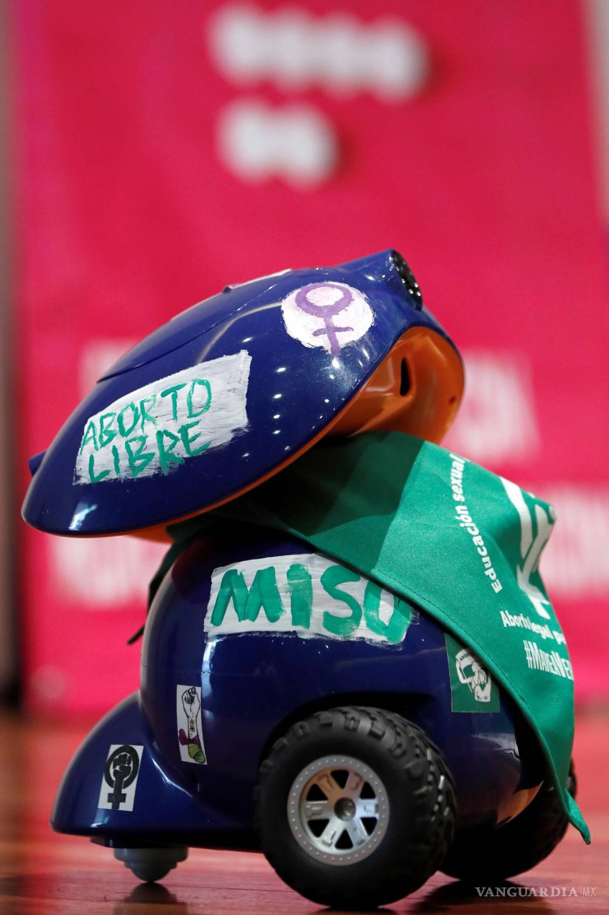 $!Colectivos feministas presentaron este miércoles un robot teledirigido desde Ciudad de México, donde el aborto es legal, para suministrar medicamentos a mujeres que quieran abortar en aquellos estados donde está penalizado. EFE/José Méndez