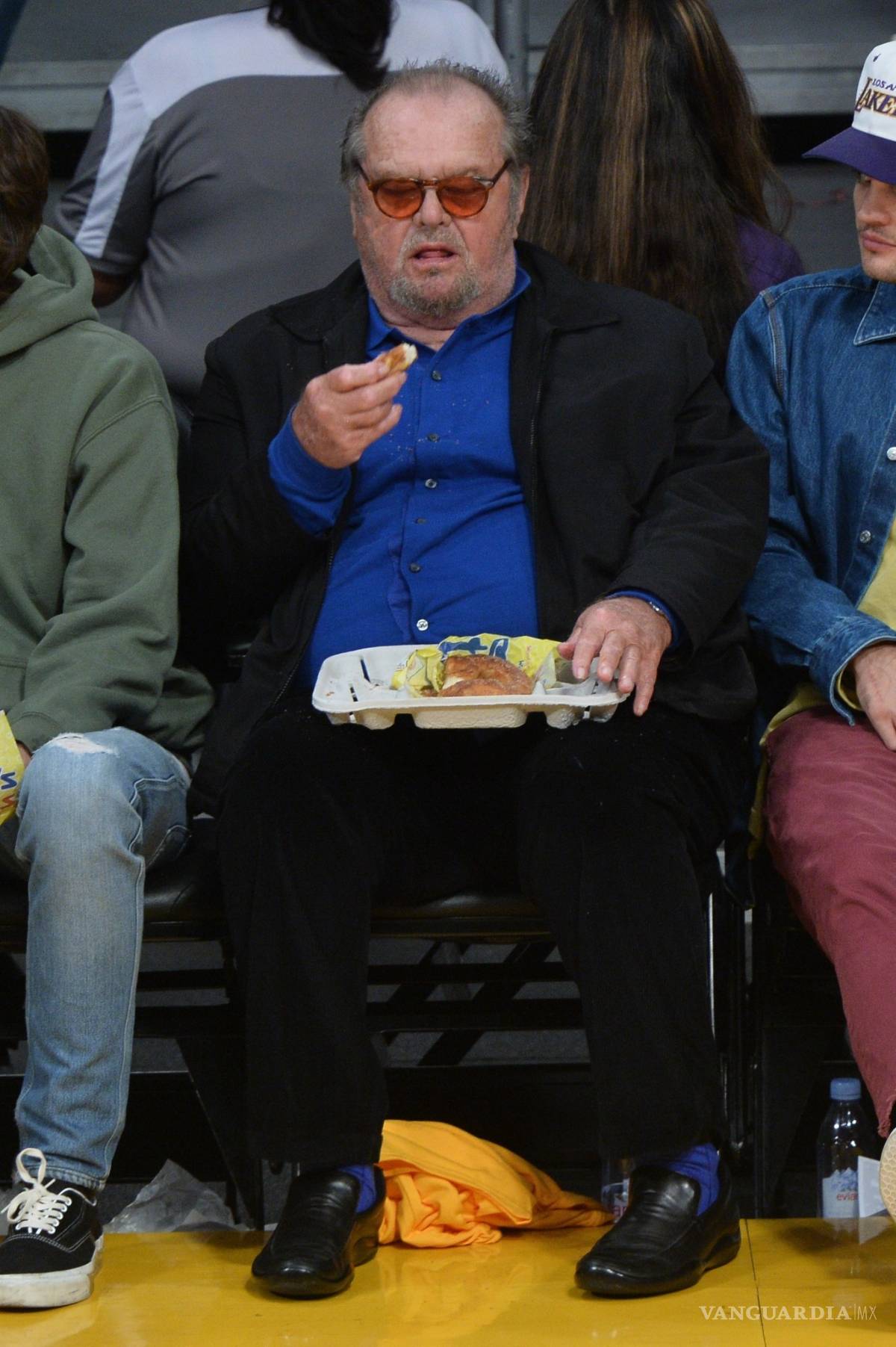 $!Jack Nicholson saborea una dona y muestra su vientre en el juego de LA Lakers