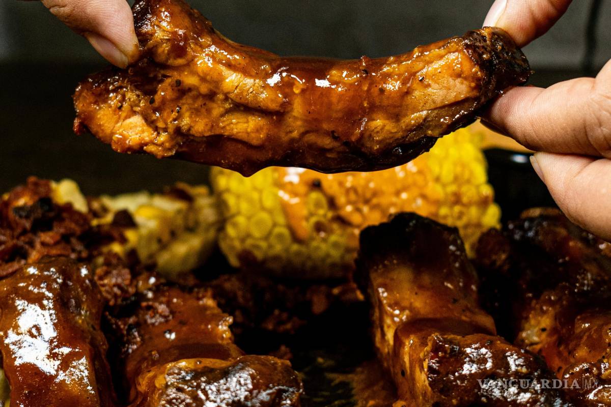 $!Costillas de res a la parrilla con salsa BBQ.