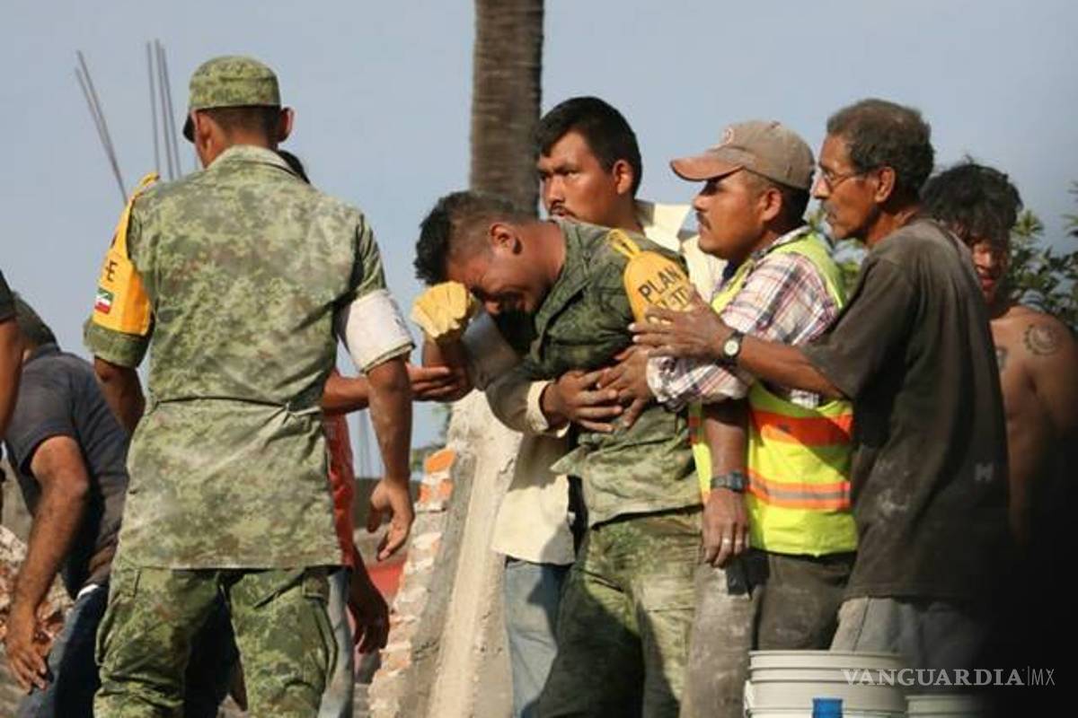 Soldado cae en llanto al saber que murieron madre y bebé que rescató