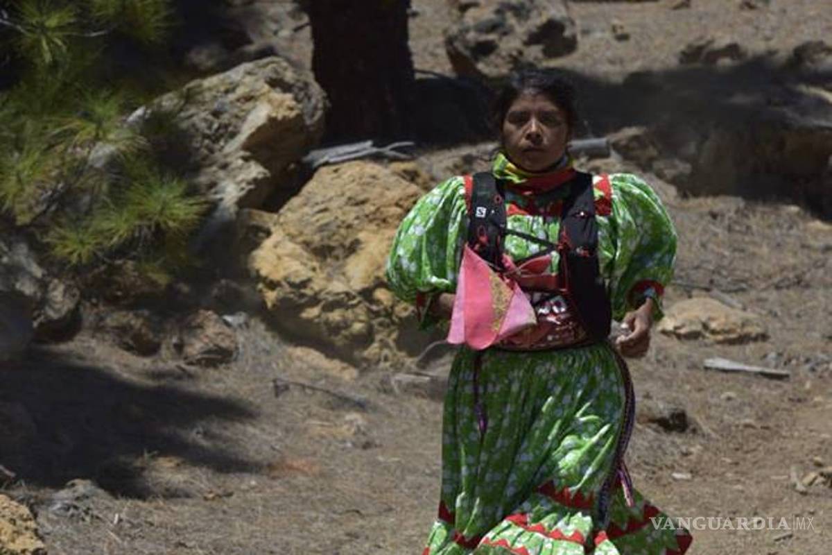 $!La corredora rarámuri que conquistó el Ultramaratón Tenerife Bluetrail de las Islas Canarias