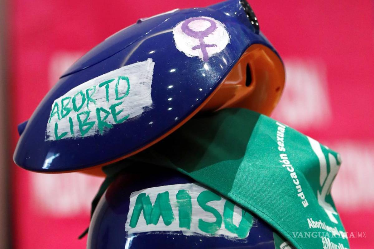 $!Colectivos feministas presentaron este miércoles un robot teledirigido desde Ciudad de México, donde el aborto es legal, para suministrar medicamentos a mujeres que quieran abortar en aquellos estados donde está penalizado. EFE/José Méndez