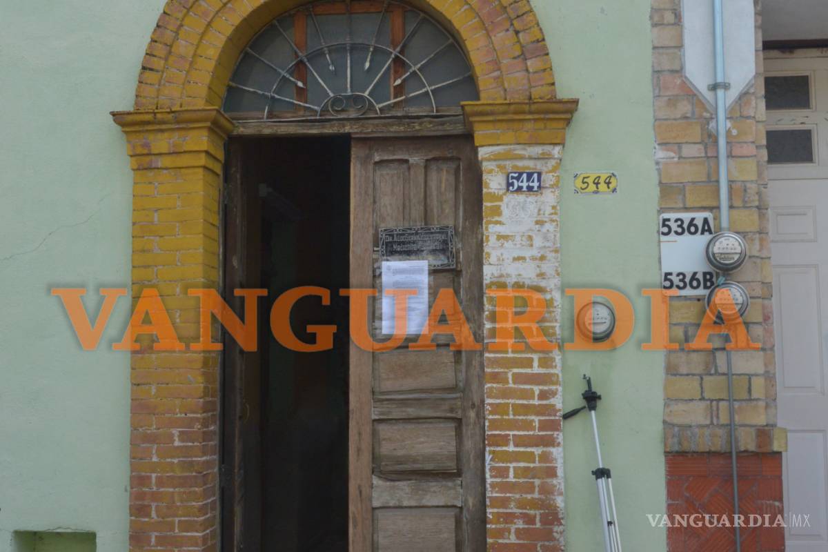 Hallan cadáver de maestra enterrado en su casa