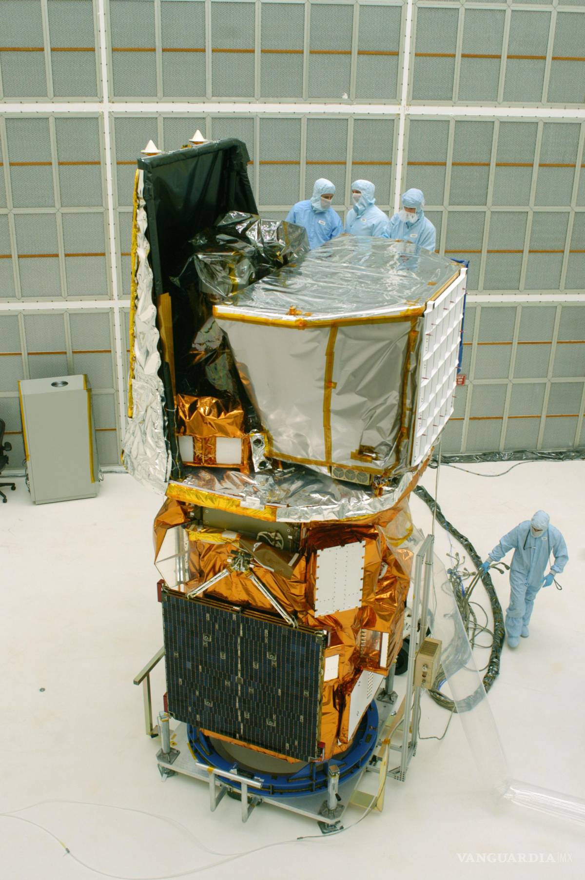 $!Trabajadores de Spectrum Astro observan las piezas finales de la cubierta protectora de la nave espacial Swift, el 9 de septiembre de 2002 en Cabo Cañaveral.