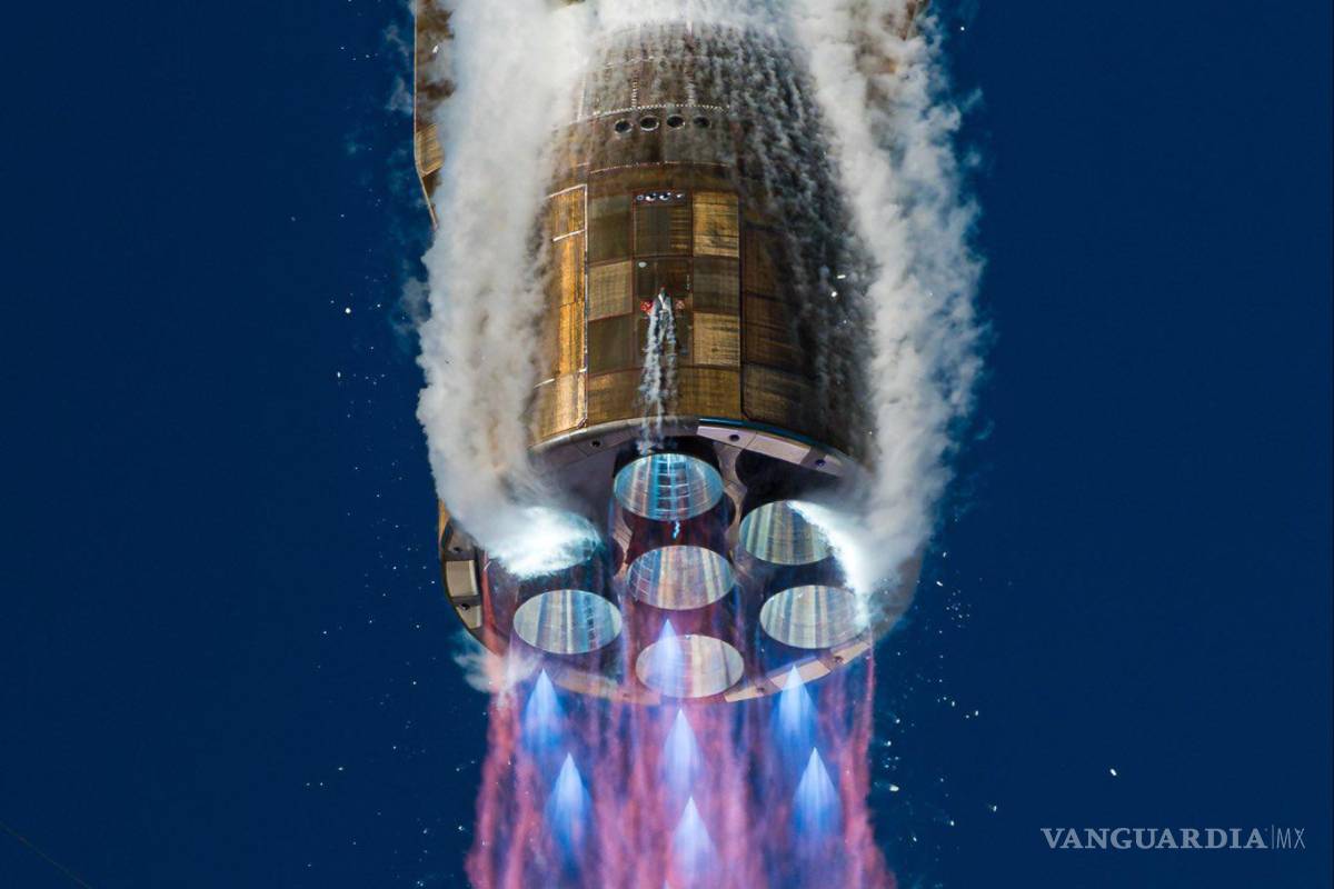 $!El cohete New Glenn. El aterrizaje controlado de la primera etapa de este cohete sobre una plataforma marítima, permitirá su reutilización en futuras misiones espaciales.