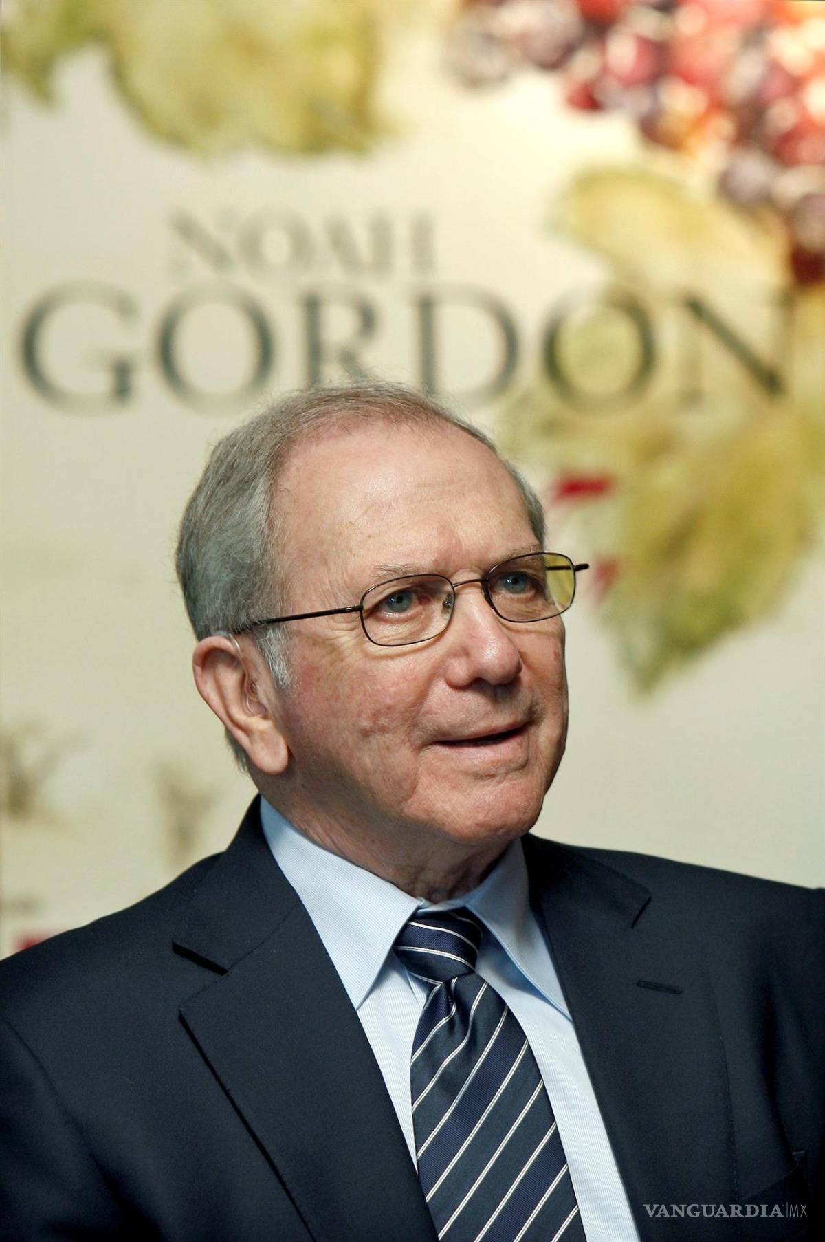 $!El escritor estadounidense Noah Gordon durante la presentación de su novela “La bodega” en Barcelona, España el 22 de julio de 2007. EFE/Andreu Dalmau