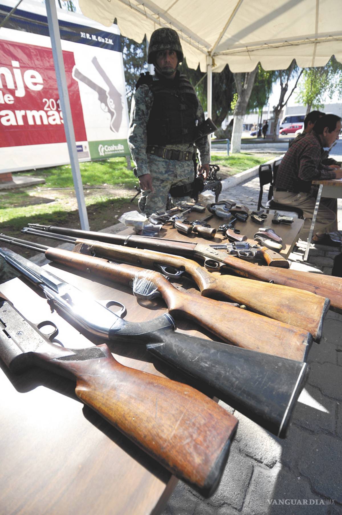 $!El hombre que convierte armas en arte