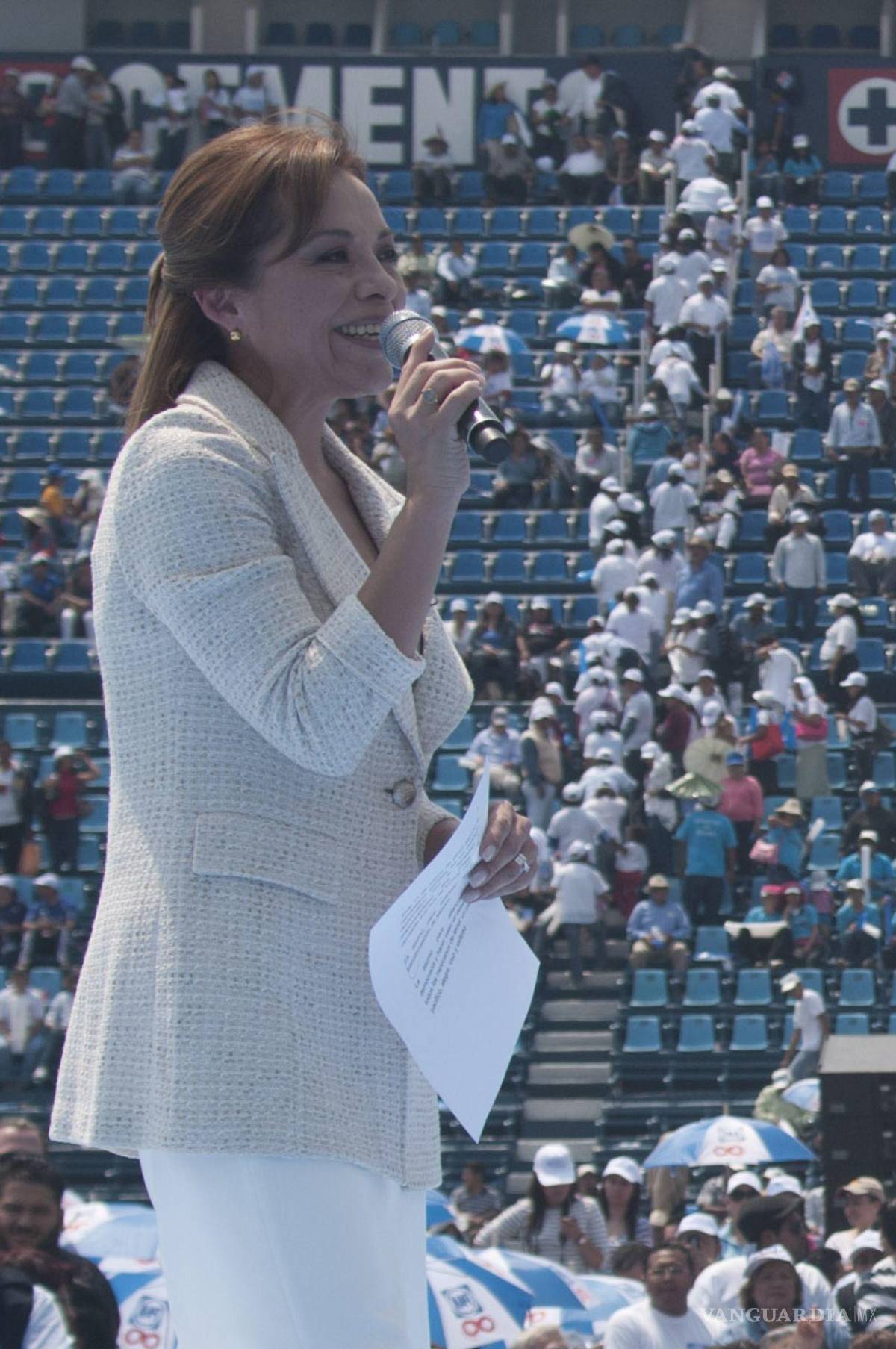 $!Miles de militantessoportaron durante mas de dos horas el inclemente sol y que a mitad del discurso de la Candidata comenzó a retirarse. | Foto: Cuartoscuro