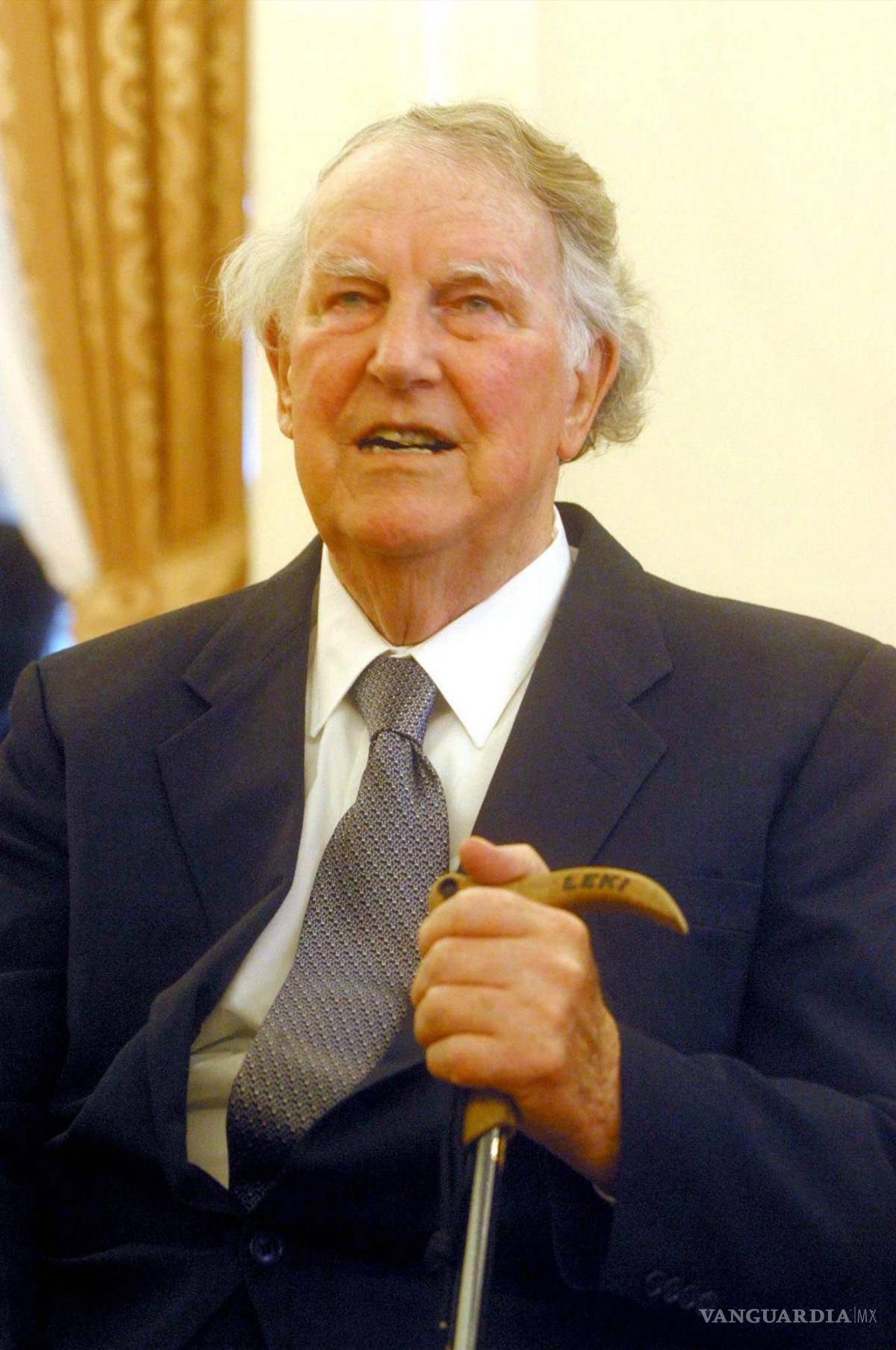 $!Imagen de archivo fechada el 17 de junio de 2004, de Edmund Hillary, el primer hombre en ascender a la cumbre del Everest, en 1953, junto a Tenzing Norgay.