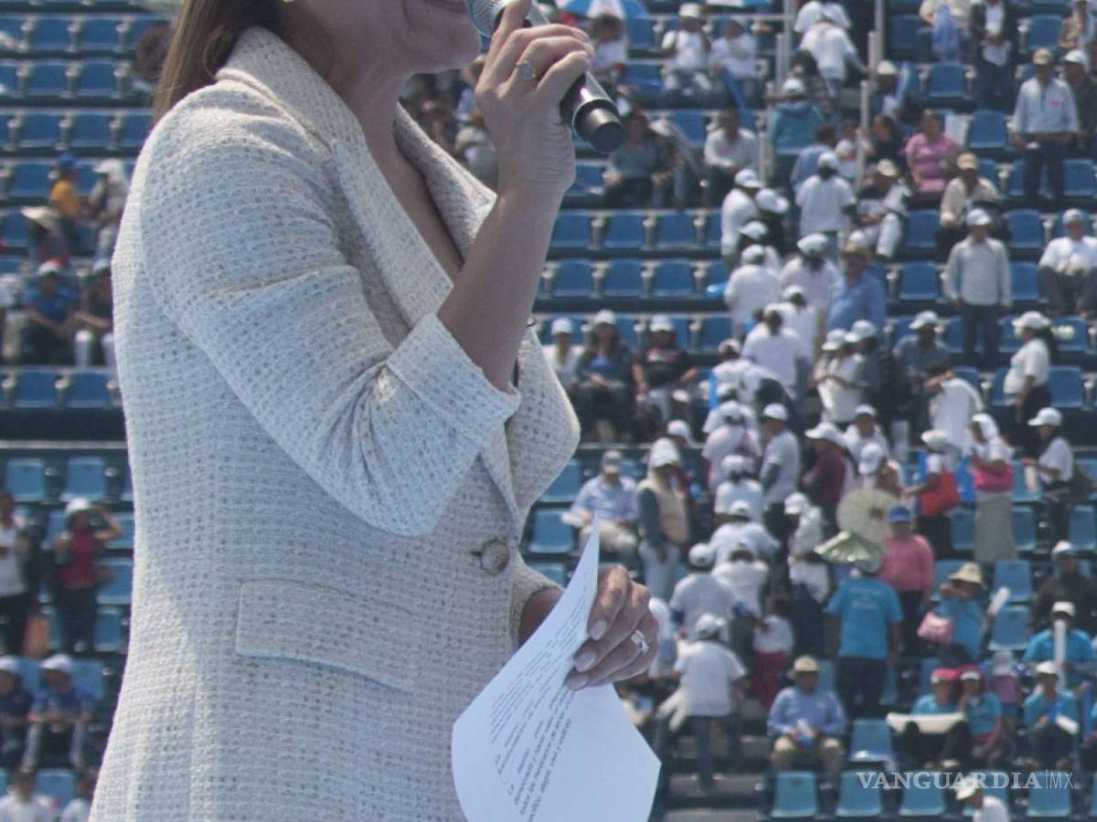 $!Miles de militantessoportaron durante mas de dos horas el inclemente sol y que a mitad del discurso de la Candidata comenzó a retirarse. | Foto: Cuartoscuro