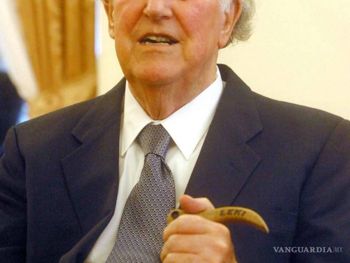 $!Imagen de archivo fechada el 17 de junio de 2004, de Edmund Hillary, el primer hombre en ascender a la cumbre del Everest, en 1953, junto a Tenzing Norgay.