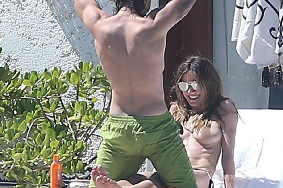Captan a Heidi Klum en topless junto a su novio en playa mexicana