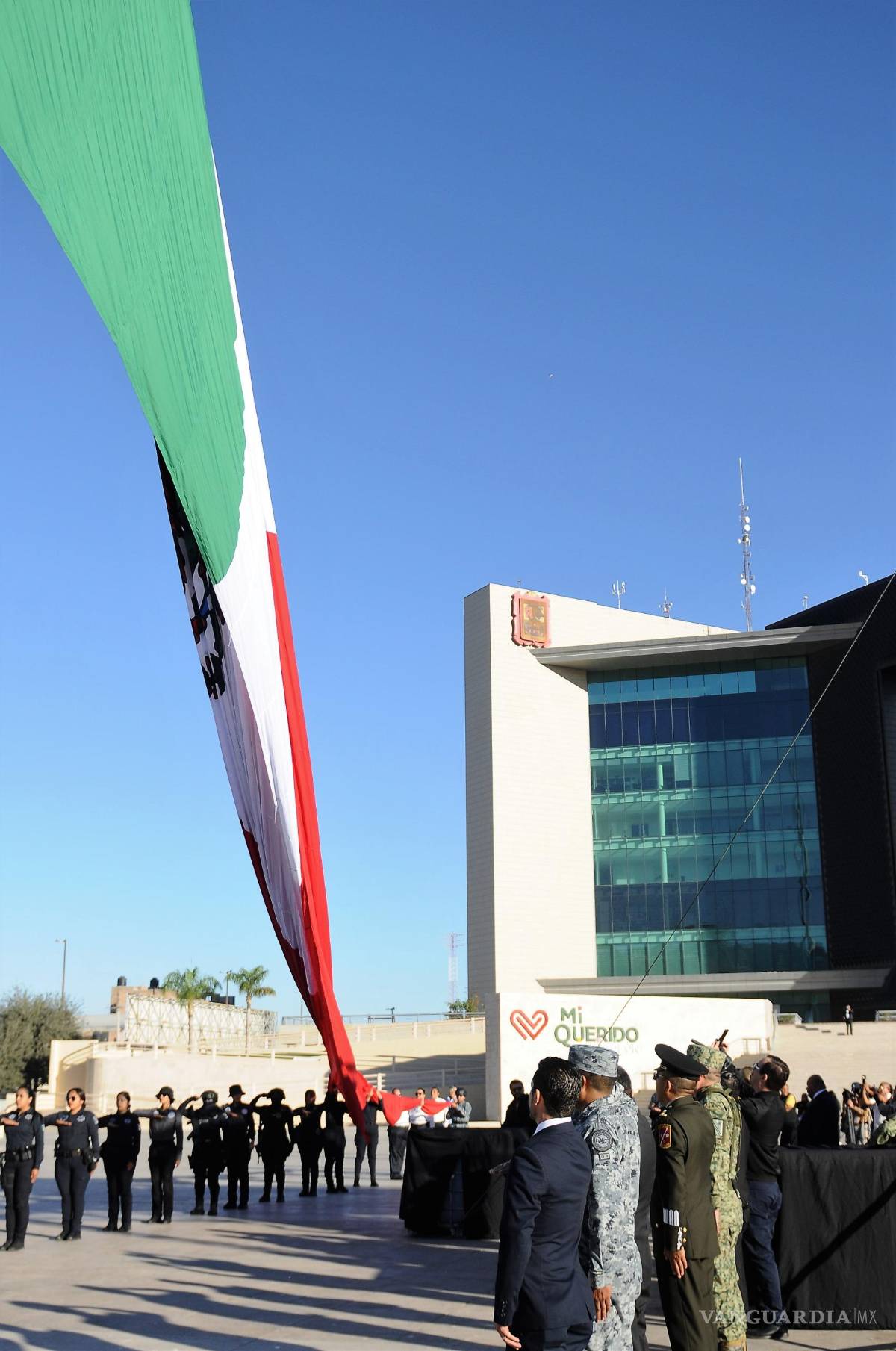 $!La bandera monumental ondeó en la Plaza Mayor durante el ceremonial cívico.
